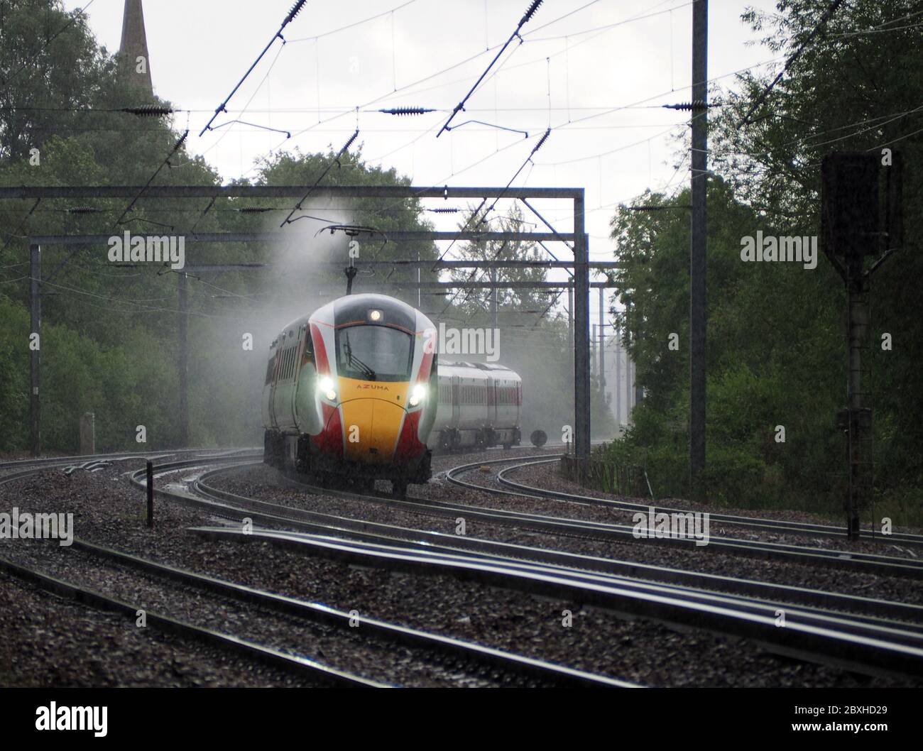 LNER Klasse 800 Azuma passiert Offord Cluny im Regen auf der East Coast Main Line, Cambridgeshire UK Stockfoto