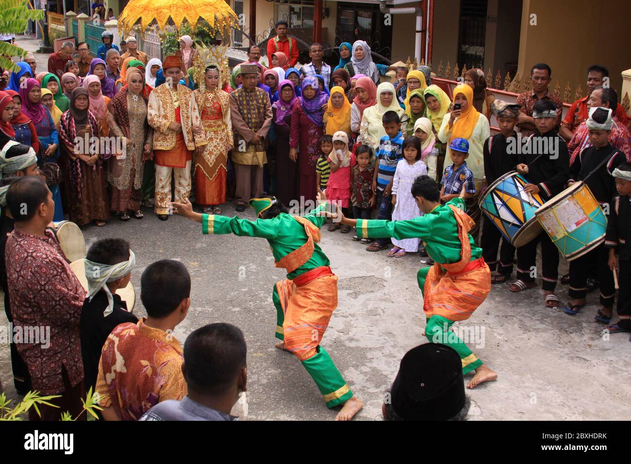 Traditioneller Silattanz bei der Minangkabau Hochzeit in Padang, West Sumatra, Indonesien. Dorfbewohner in festliche Kleidung, Tänzer und Musik orche gekleidet Stockfoto