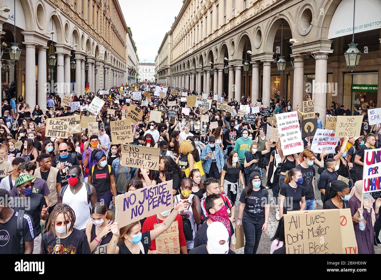 Friedliche Demonstranten demonstrieren gegen den Tod von George Floyd und jede Rassendiskriminierung. Turin, Italien - Juni 2020 Stockfoto