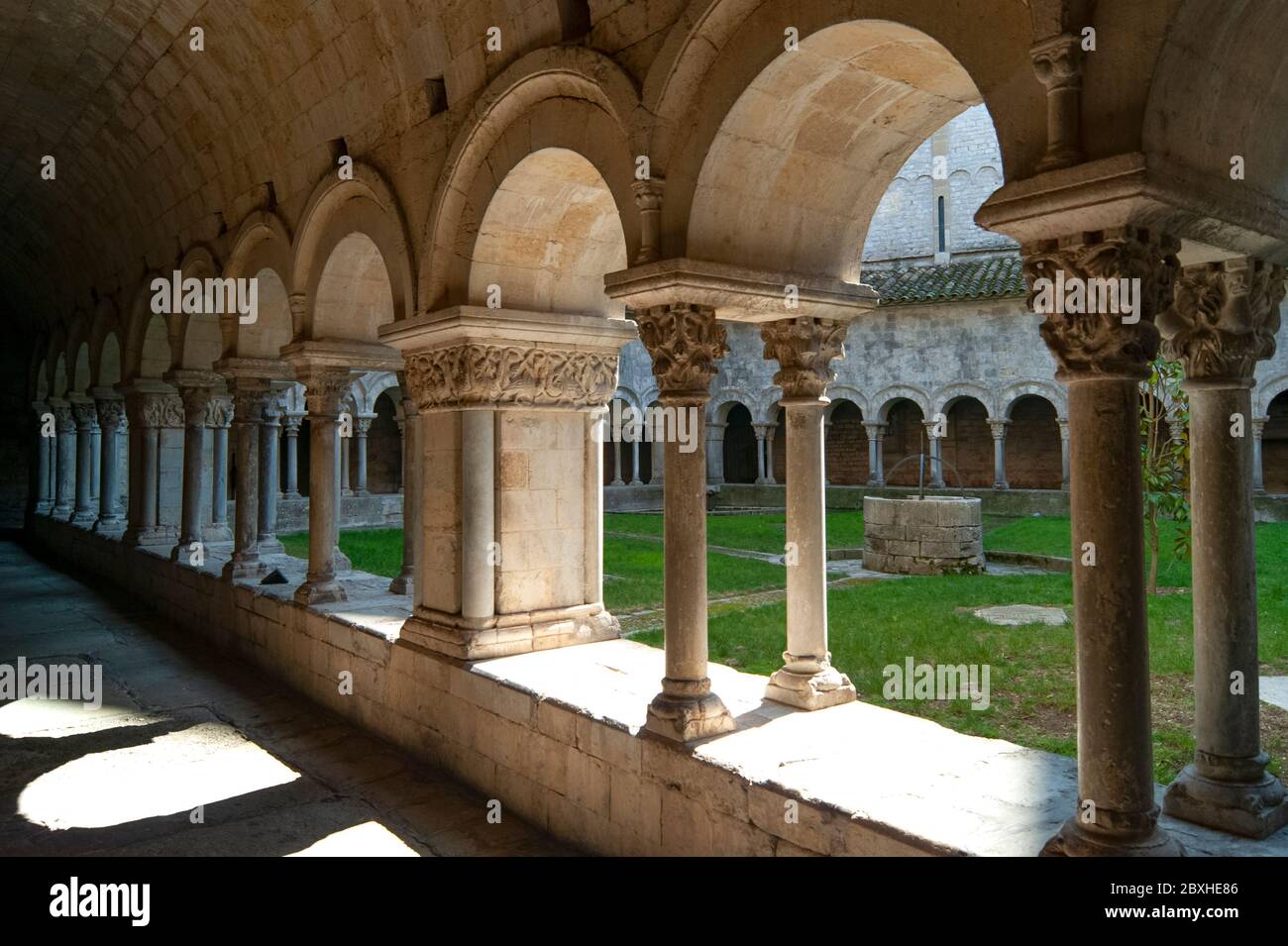 Die Kreuzgänge an der historischen Kathedrale in der schönen spanischen mittelalterlichen Stadt Girona. Bild der schönen Torbögen rund um den Arkadenplatz. Stockfoto