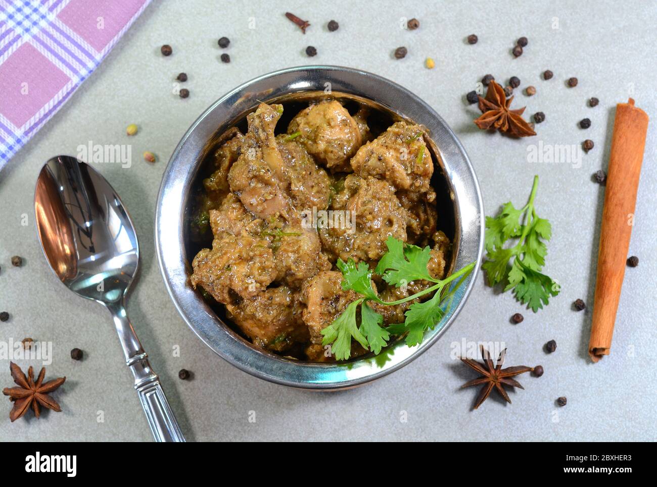 Pfeffer Huhn Curry Gericht mit Gewürzen Stockfoto