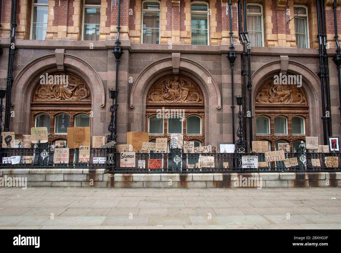Manchester, Großbritannien. Juni 2020. Protest gegen schwarze Leben in Manchester Großbritannien am Sonntag, den 7. juni, gingen Plakate im Railings of Midland Hotel.der heutige Protest war einer von drei, die am Wochenende in Manchester als Teil der Bewegung für schwarze Leben Materie stattfinden sollten. Bild: Gary Roberts/Alamy Live News Stockfoto