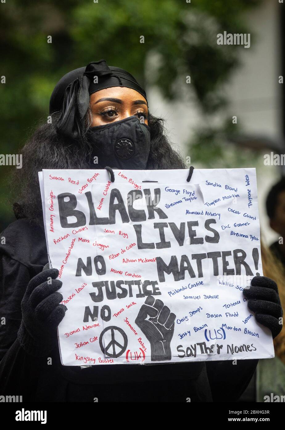 Manchester, Großbritannien. Juni 2020. Black Lives Matter Protest in Manchester am Sonntag, den 7. juni, auf dem St. Peters Platz, nahmen Tausende von Menschen - die meisten von ihnen trugen Gesichtsmasken für Covid-19.der heutige Protest war einer von drei, die am Wochenende in Manchester als Teil der Black Lives Matter Bewegung stattfinden sollten. Bild: Gary Roberts/Alamy Live News Stockfoto