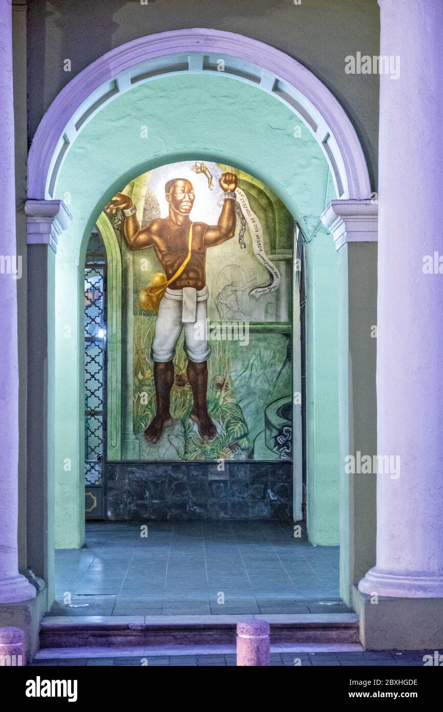 Eine Szene aus dem Wandgemälde EINE kontinuierliche Revolution, die einen Sklaven zeigt, der seine Ketten bricht, gemalt 1947 in der Arkade der Veracruz State Governors Offices auf der Plaza Lerdo im historischen Zentrum von Xalapa, Veracruz, Mexiko. Stockfoto