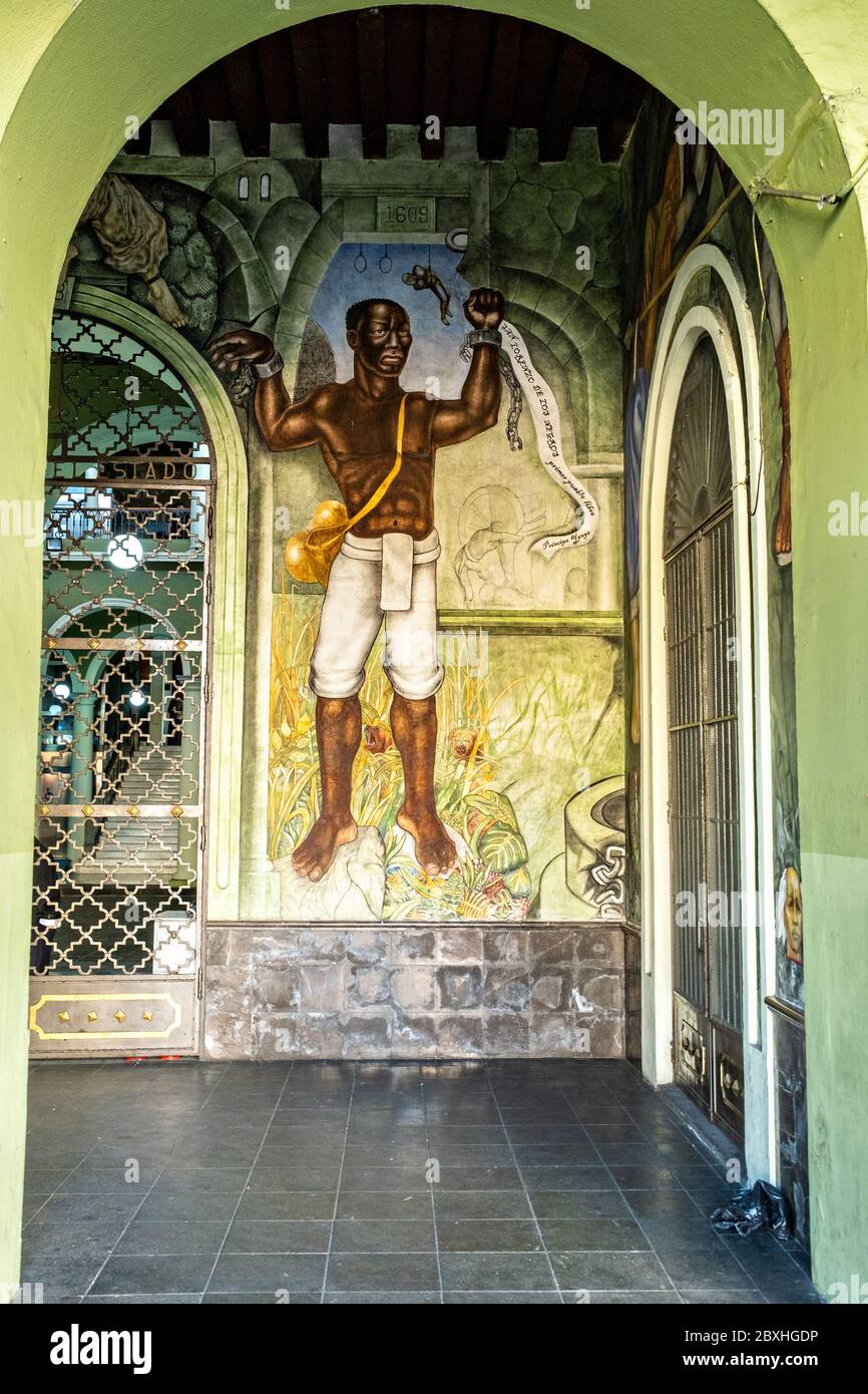 Eine Szene aus dem Wandgemälde EINE kontinuierliche Revolution, die einen Sklaven zeigt, der seine Ketten bricht, gemalt 1947 in der Arkade der Veracruz State Governors Offices auf der Plaza Lerdo im historischen Zentrum von Xalapa, Veracruz, Mexiko. Stockfoto