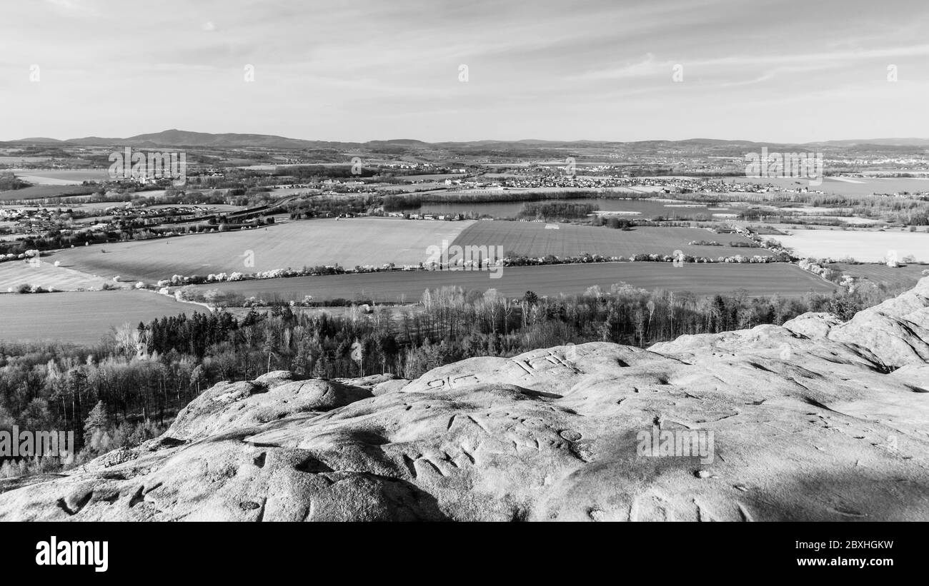 Aussichtspunkt auf der Spitze der Sandsteinfelsen in Prihrrazy Rocks, Böhmisches Paradies, Tschechische Republik. Schwarzweiß-Bild. Stockfoto