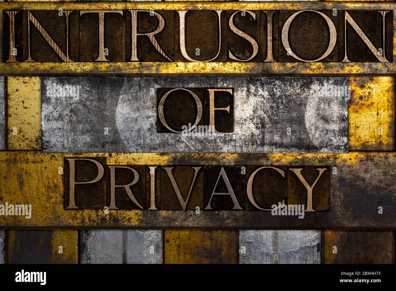 Foto von echten authentischen Schreibschrift bilden Text Intrusion of Privacy auf Vintage texturierten Silber Grunge Kupfer und Gold Hintergrund Stockfoto