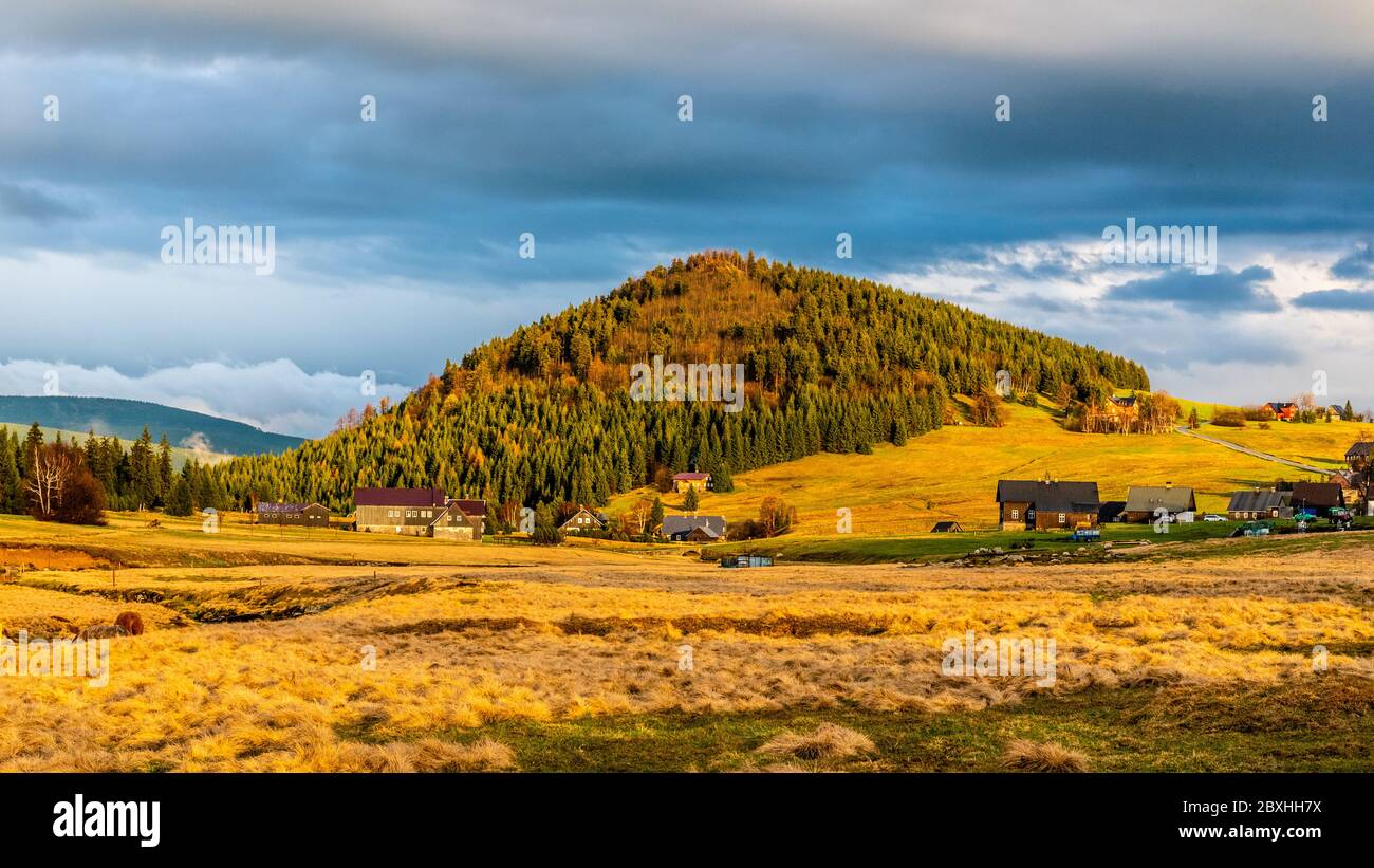 Bukovec Berg oberhalb Jizerka Dorf bei Sonnenuntergang. Frühling im Isergebirge, Tschechien.. Stockfoto
