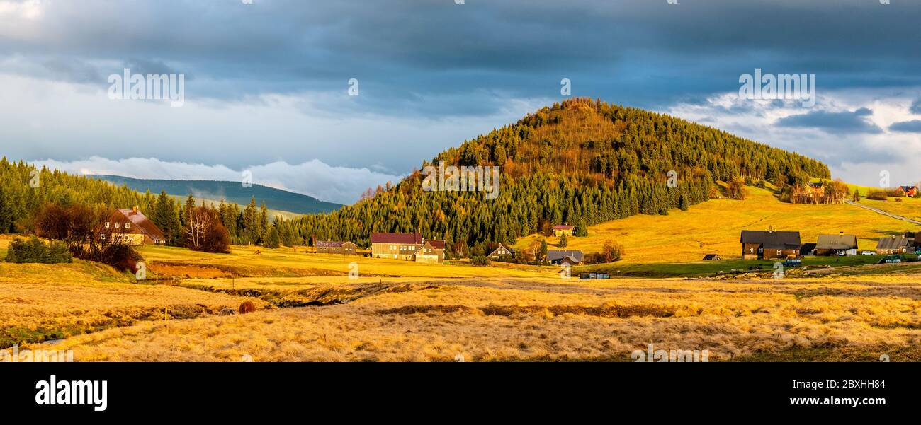 Bukovec Berg oberhalb Jizerka Dorf bei Sonnenuntergang. Frühling im Isergebirge, Tschechien.. Stockfoto