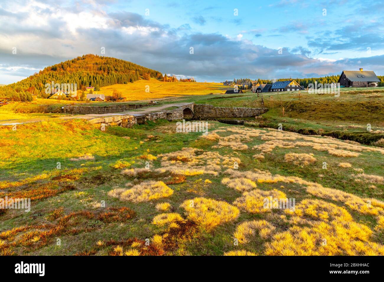 Bukovec Berg oberhalb Jizerka Dorf bei Sonnenuntergang. Frühling im Isergebirge, Tschechien.. Stockfoto