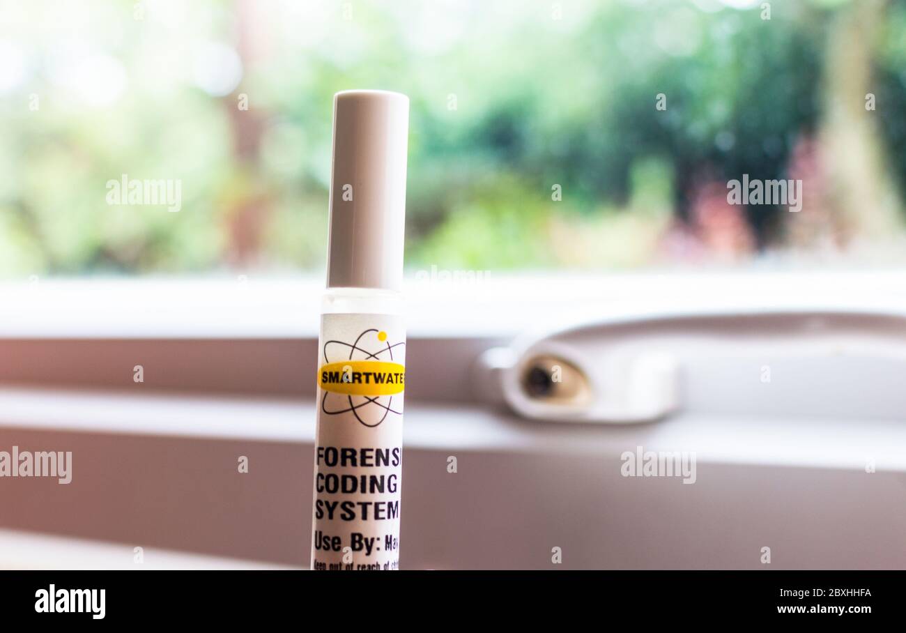 SmartWater forensischer Code zur Kennzeichnung von Flüssigkeit, um einzelne Assets und einen Fensterhintergrund zu verfolgen Stockfoto