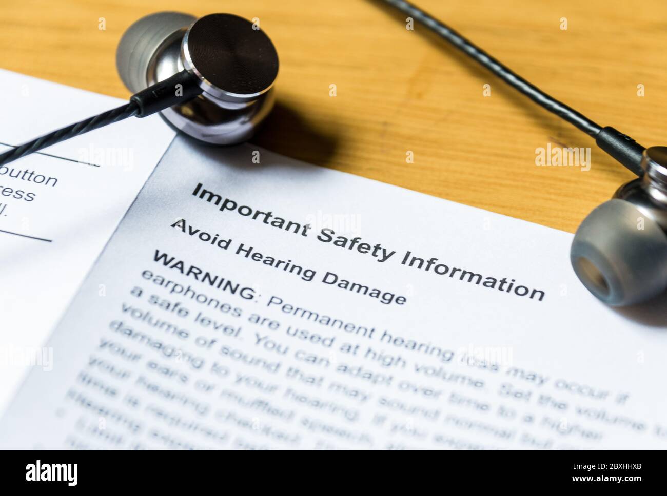Warnung zu Hörschäden im Booklet des in-Hear-Kopfhörerpakets Stockfoto