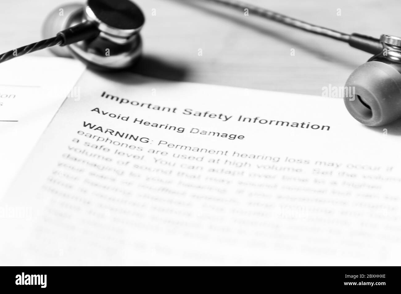 Warnung zu Hörschäden im Booklet des in-Hear-Kopfhörerpakets Stockfoto
