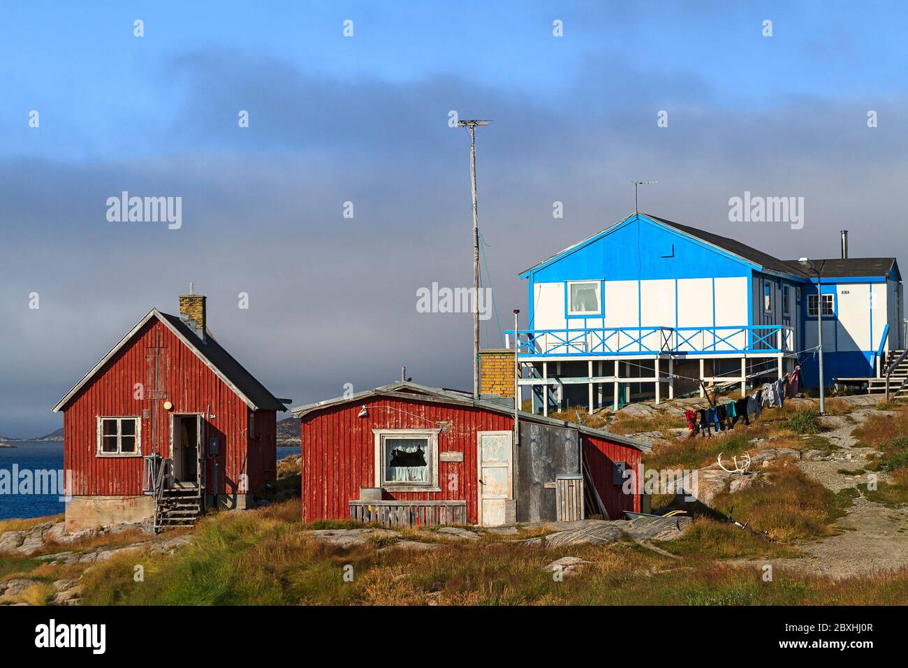Bunt bemalten Häuser von Itilleq, ein Dorf von 85 Inuit-Menschen an der südwestlichen Küste Grönlands. Ende des Sommers. Stockfoto
