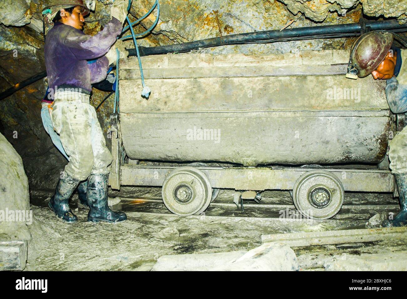POTOSI, BOLIVIEN - 5. JULI 2008: Minenmännchen mit Wagen in der Mine Cerro Rico in Potosi, Bolivien. Einer der härtesten und gefährlichsten Jobs der Welt. Stockfoto