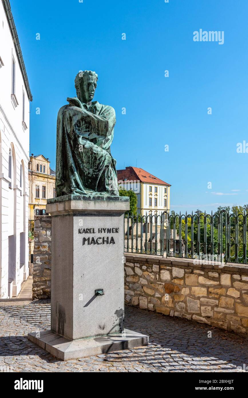 LITOMERICE, TSCHECHISCHE REPUBLIK - 23. SEPTEMBER 2018: Statue des Dichters Karel Hynek Macha in Litomerice, Tschechische Republik. Stockfoto