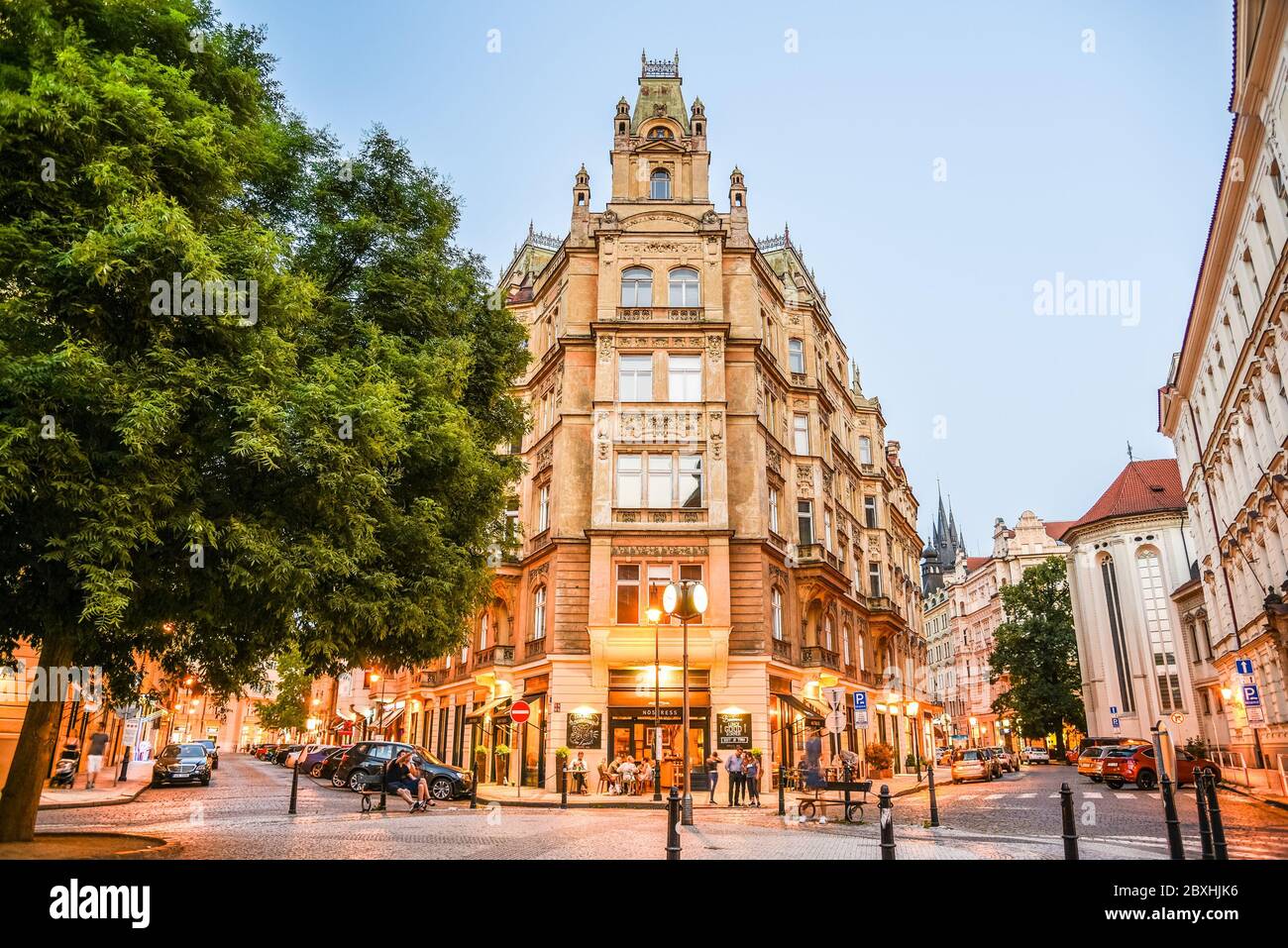 PRAG, TSCHECHISCHE REPUBLIK - 26. JUNI 2019: Beleuchtete Straßen der Altstadt am Abend. Kreuzung V Kolkovne und Vezenska Straße. Prag, Tschechische Republik. Stockfoto