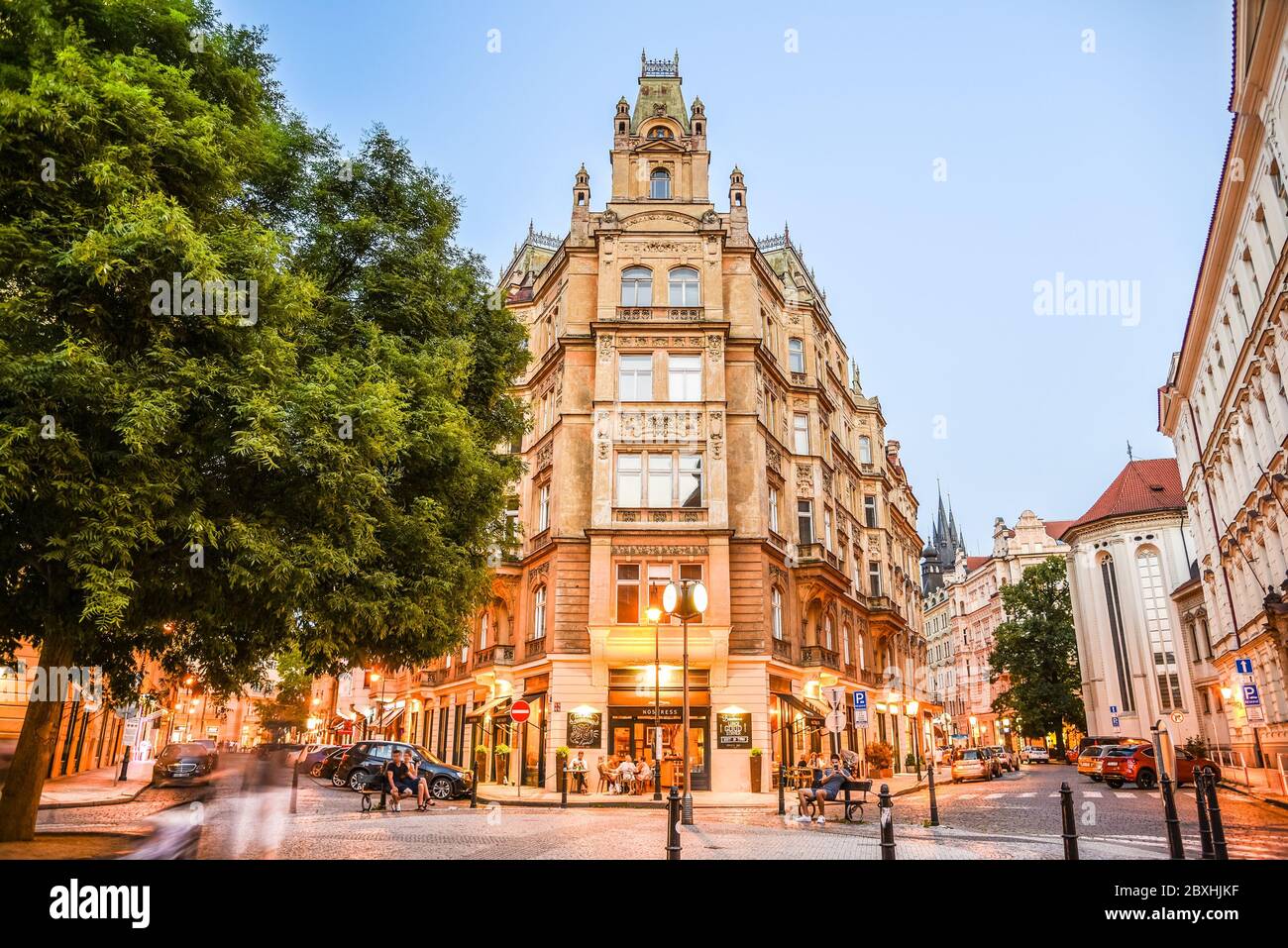 PRAG, TSCHECHISCHE REPUBLIK - 26. JUNI 2019: Beleuchtete Straßen der Altstadt am Abend. Kreuzung V Kolkovne und Vezenska Straße. Prag, Tschechische Republik. Stockfoto
