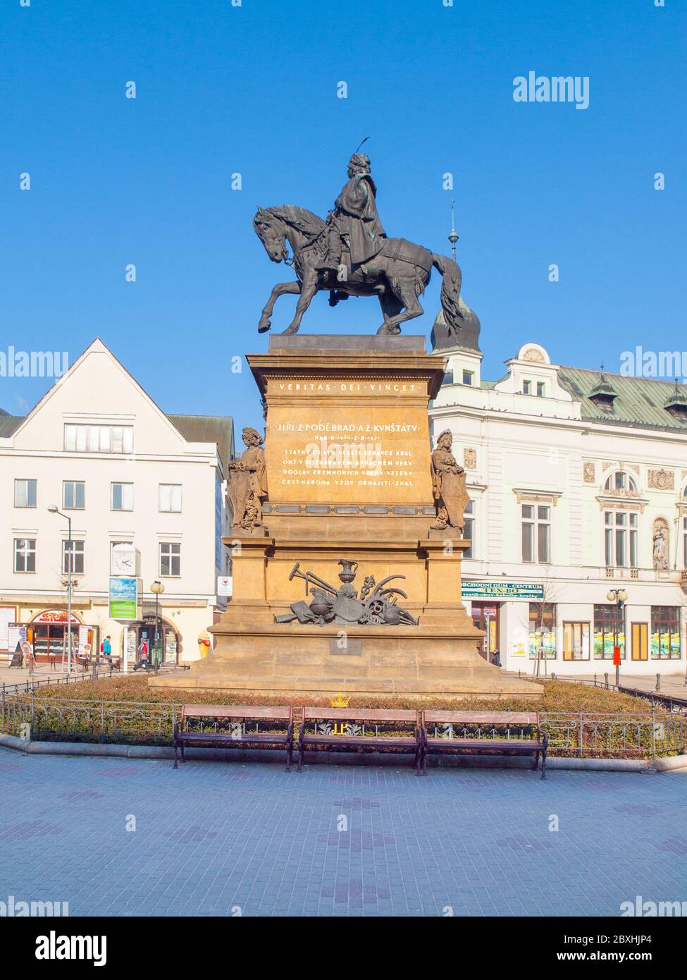 PODEBRADY, TSCHECHISCHE REPUBLIK - 26. FEBRUAR 2018: Reiterstatue von Georg von Podebrady, Jiri z Podebrady, in Podebrady, Tschechische Republik. Stockfoto