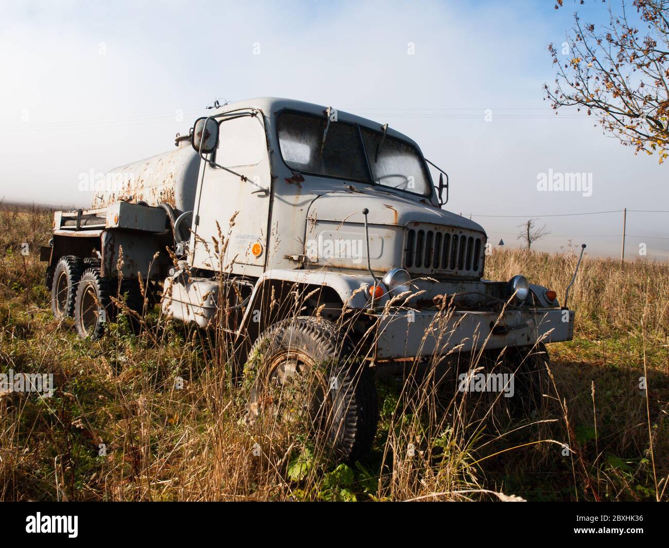 BOZI DAR, TSCHECHISCHE REPUBLIK - CA. OKTOBER 2014: Altes Wrack des Zisternen-Trucks Praga V3S. LKW befindet sich im Gras an der Straße in Bozi dar, Tschechische Republik Stockfoto