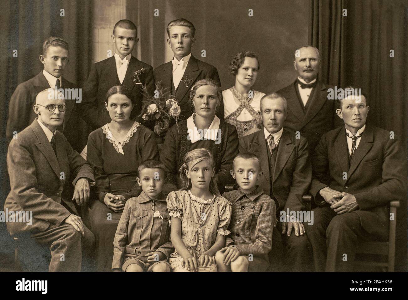 Deutschland - UM 1920er Jahre: Gruppenfoto von Gästen der Hochschulabschlussfeier. Vintage historischen Archiv Foto Stockfoto