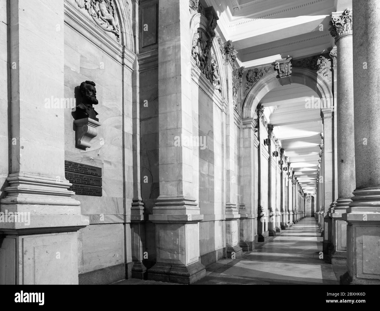 KARLOVY VARY, TSCHECHISCHE REPUBLIK - 14. DEZEMBER 2013: Mühlenkolonnade, Tschechische: Mlynska kolonada, in Kalovy Vary, Tschechische Republik. Mit busta von Josef Zitek - berühmter Architekt. Stockfoto