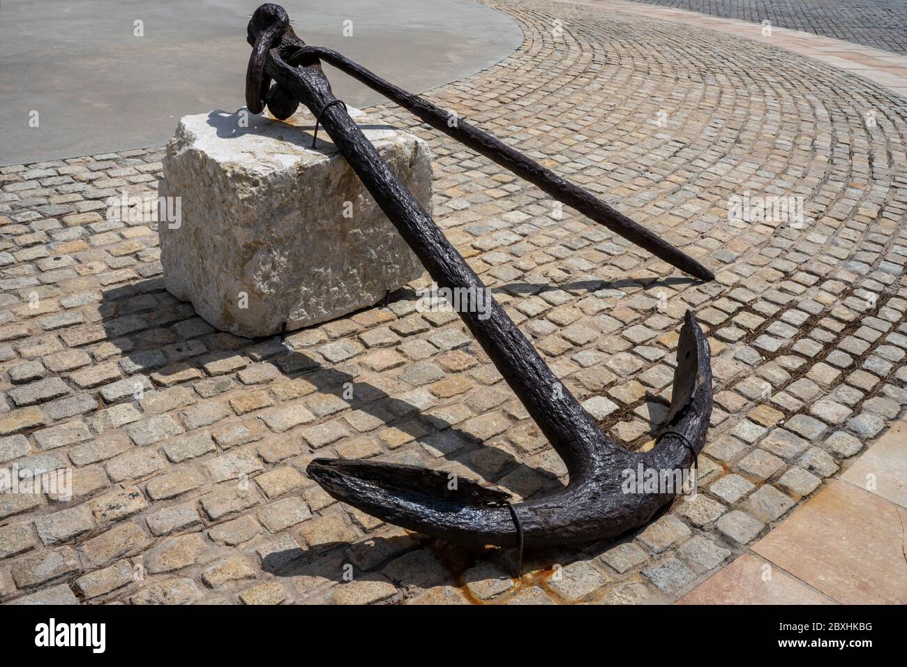 Nautisches Symbol. Großer rostiger alter Anker aus dem Wasser. Stockfoto