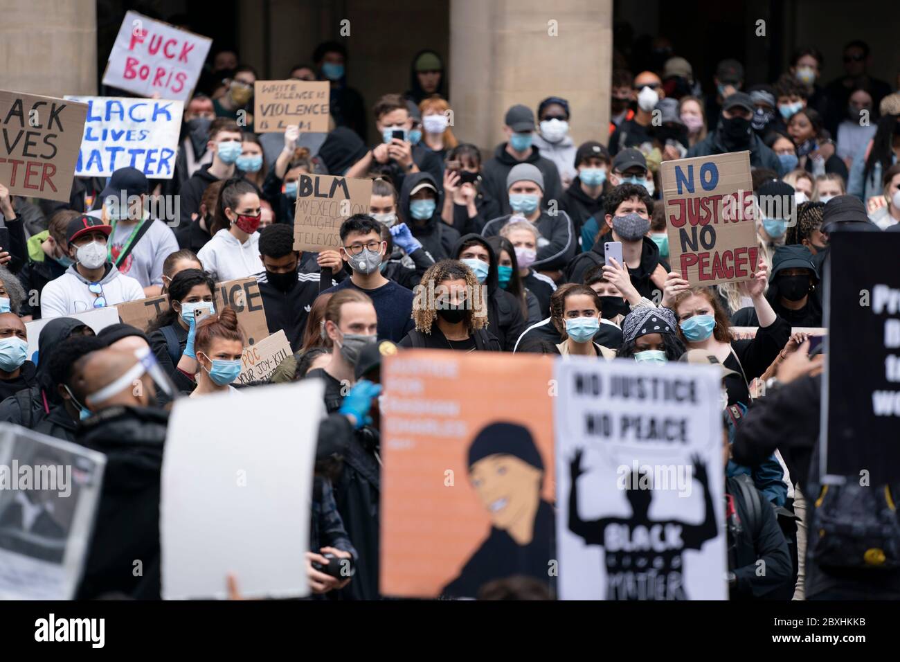 Manchester, Großbritannien. Juni 2020. Mitglieder der Öffentlichkeit werden bei einem Black Lives Matter Protest in Manchester, Großbritannien, gesehen. Kredit: Jon Super/Alamy Live News. Stockfoto