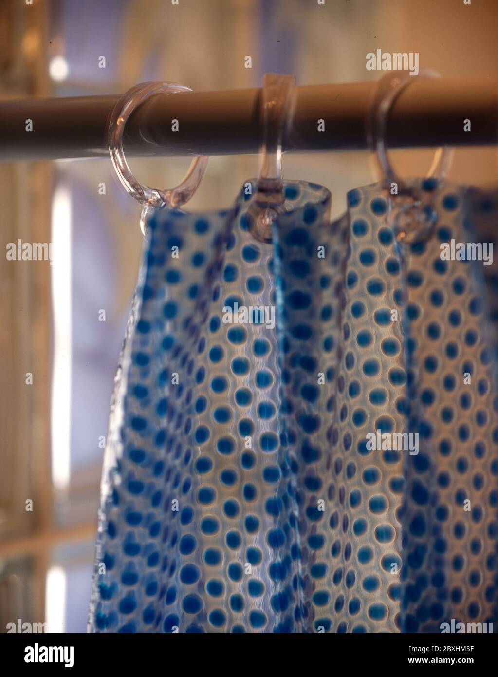 Duschvorhanghalter aus Kunststoff Stockfoto