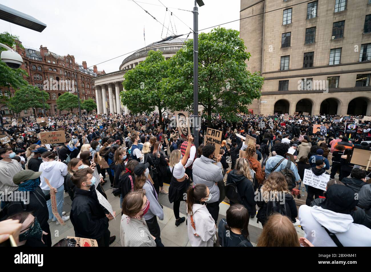 Manchester, Großbritannien. Juni 2020. Mitglieder der Öffentlichkeit werden bei einem Black Lives Matter Protest in Manchester, Großbritannien, gesehen. Kredit: Jon Super/Alamy Live News. Stockfoto