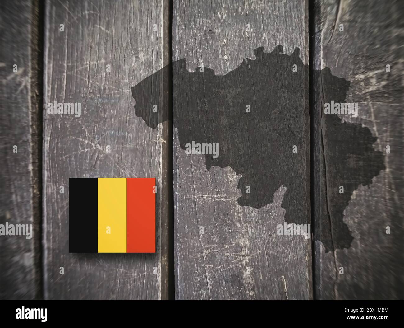 Karte und Flagge Belgiens auf Holzhintergrund, 3D-Illustration Stockfoto