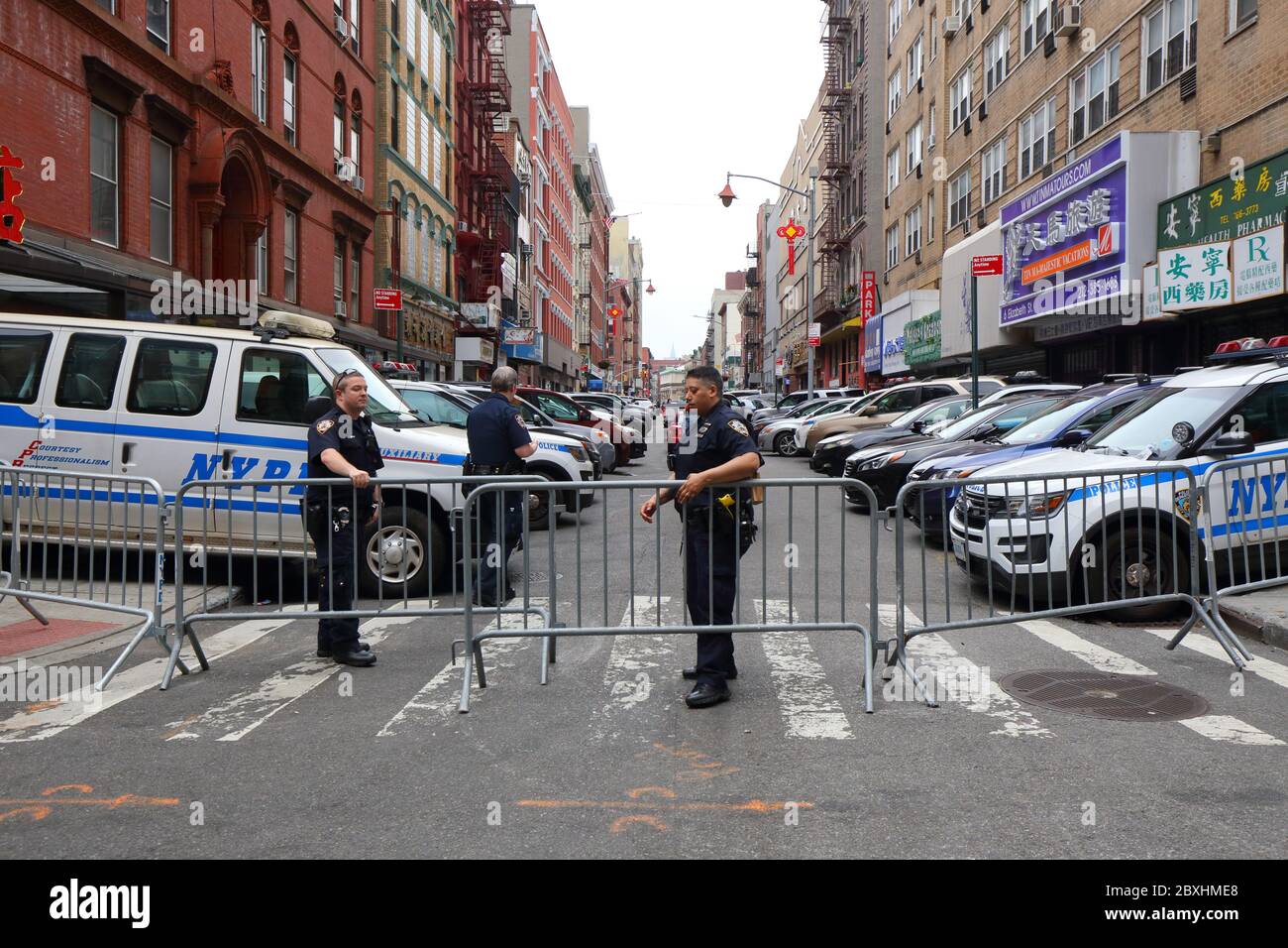 New York, NY, 5. Juni 2020. Eine Wohnstraße in Chinatown, die das 5. Bezirkhaus der NYPD beherbergt, ist verbarrikadiert und wird von der Polizei bewacht. Nach mehreren Zwischenfällen von Polizeistationen im ganzen Land, die aufgrund von Unruhen angegriffen wurden, hat die New Yorker Polizei ihre Gebäude isoliert, indem sie alle verbarrikadiert und den Zugang zu ihnen verhindert hat, es sei denn, sie können nachweisen, dass sie auf der Straße leben oder arbeiten. Für einige kann es bedeuten, Härte und große Unannehmlichkeiten. Die Rechtmäßigkeit der Straßenschließung ist fraglich. Juni 2020 Stockfoto