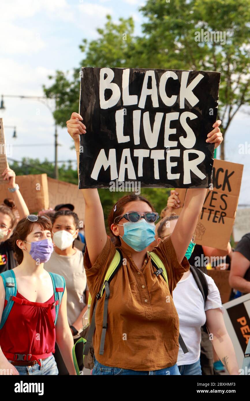 New York, NY, 6. Juni 2020. Eine Frau hält ein Schild, "Black Lives Matter" bei einem Black Lives Matter-marsch durch Manhattan, der in einer Reihe von amerikanischen Polizeimorden Gerechtigkeit fordert: George Floyd, Breonna Taylor und zahllosen anderen. Tausende von Menschen nahmen an dem protestmarsch aus Brooklyn Teil, der Manhattan weit hinter einer Ausgangssperre kreuzweise, die Anfang der Woche herausgegeben wurde, um organisierte Einbrüche und Plünderungen einzudämmen. Juni 2020 Stockfoto