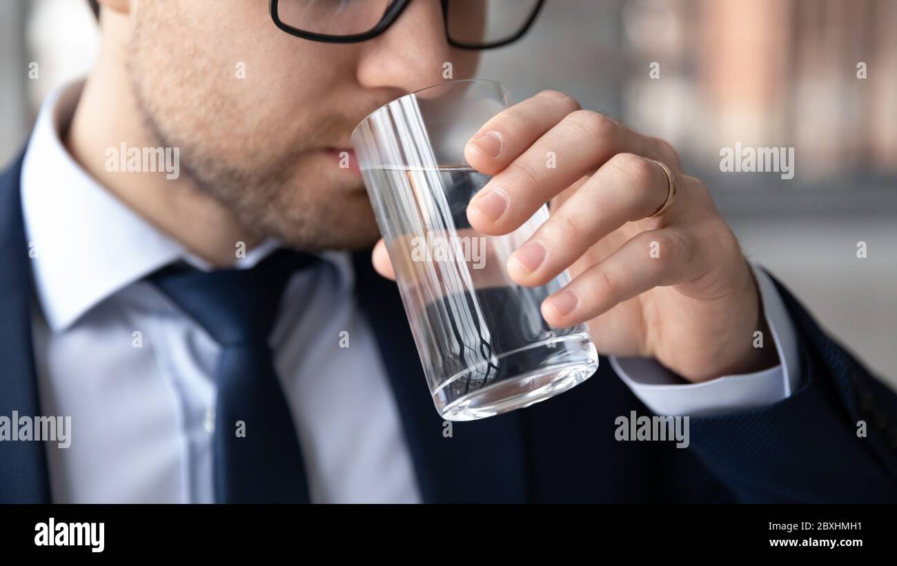 Nahaufnahme des männlichen Mitarbeiters trinken sauberes Wasser Stockfoto
