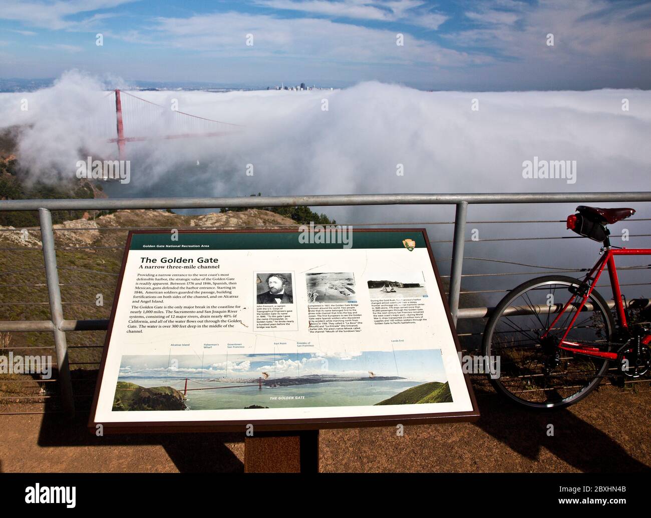 Hinweisschild an der Kopfbedeckung mit Blick auf die Golden Gate Bridge Stockfoto