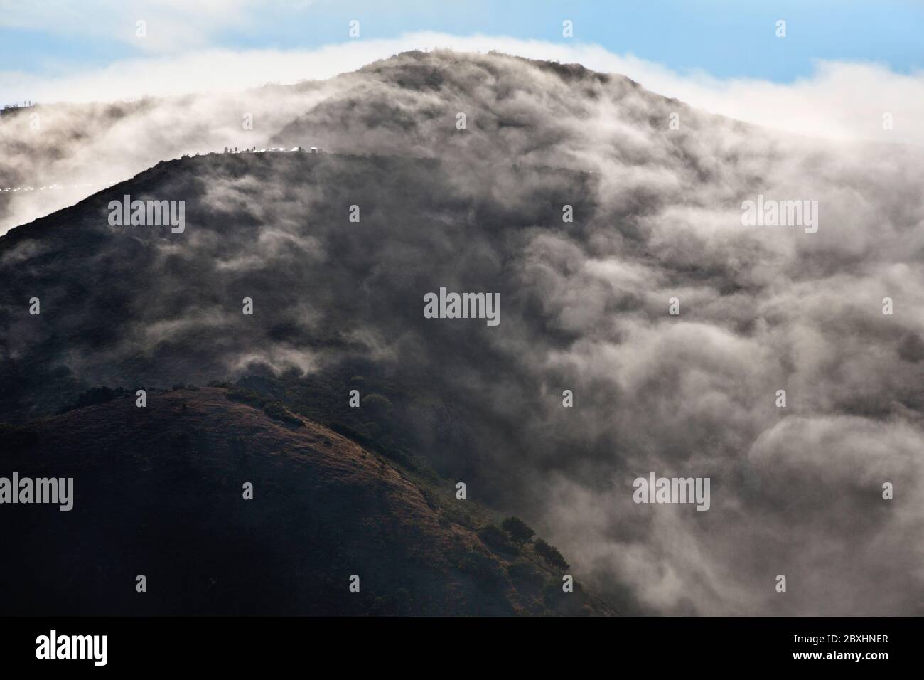 Nebel rollt in den Marin Headlands Stockfoto