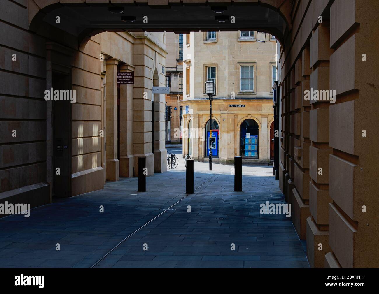 Die Straßen und Geschäfte in Bath Somerset sind leer und geschlossen Stockfoto