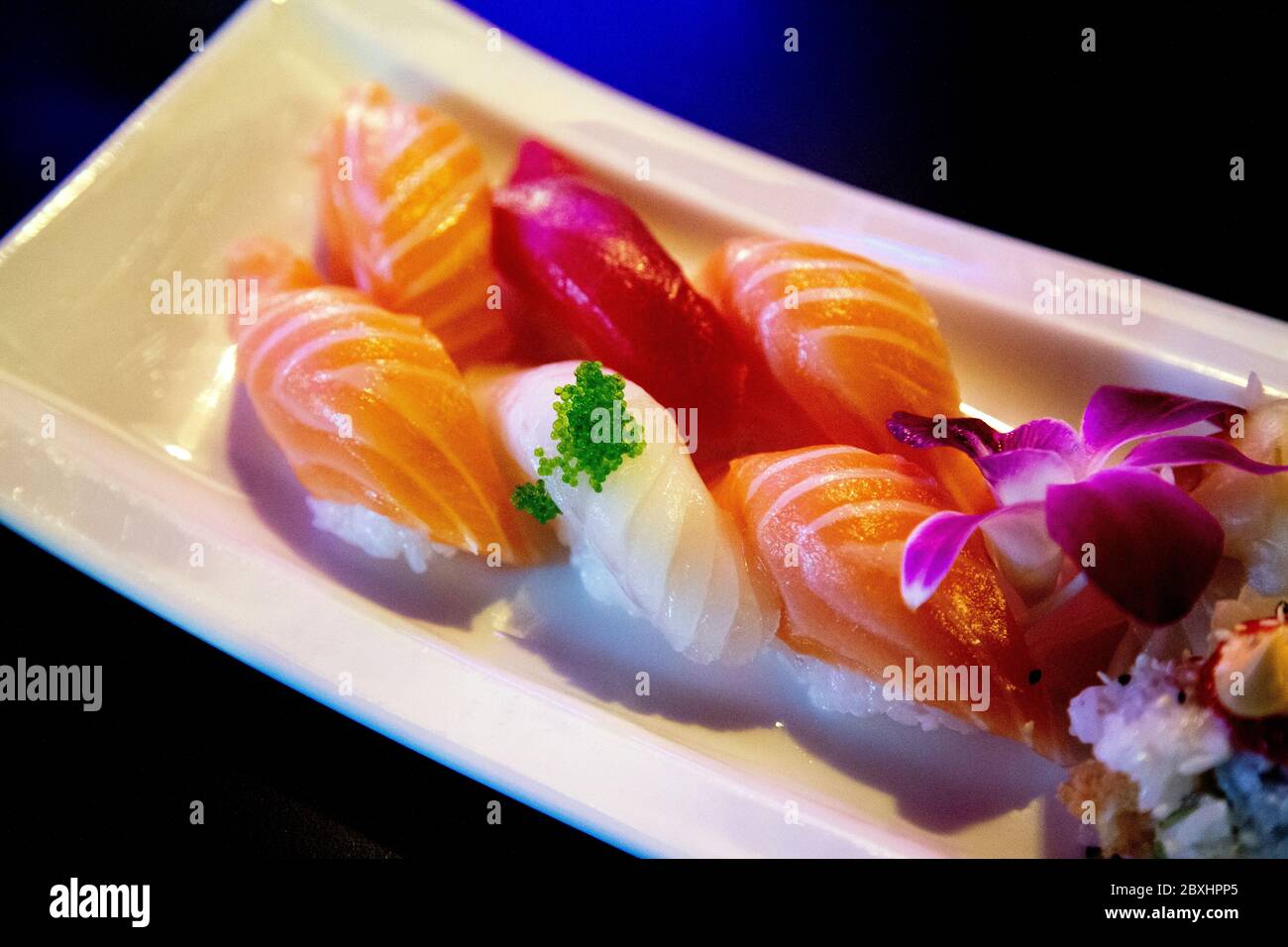 Japanische Auswahl an Nigiri Sushi in der Cyclo Spisebar, Bergen, Norwegen Stockfoto