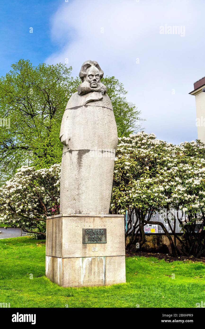 Skulptur des norwegischen Dramatikers und Theaterregisseurs Henrik Ibsen, Bergen, Norwegen Stockfoto