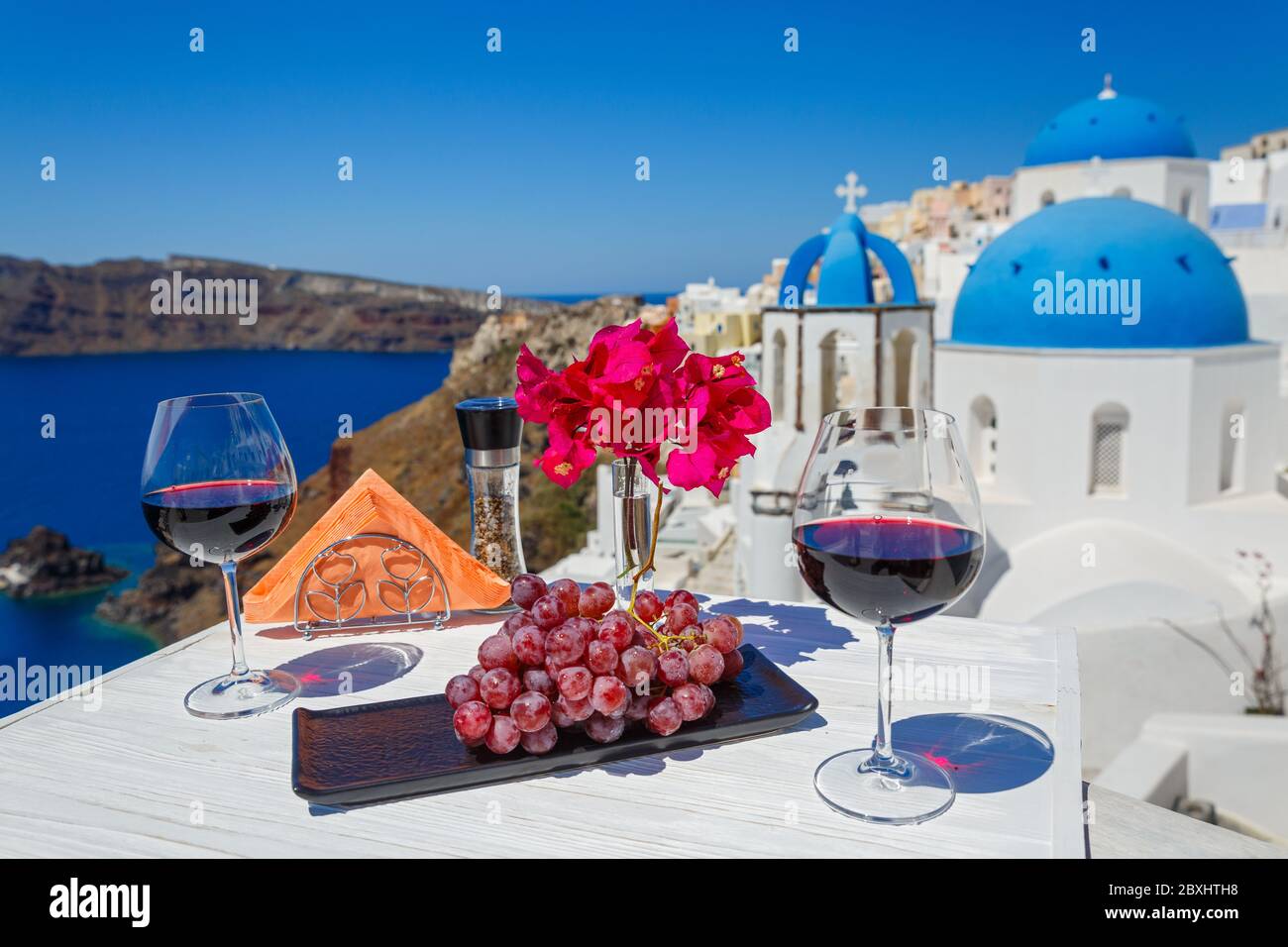 Zwei Gläser Rotwein auf dem Hintergrund des Meeres und Griechenland Stockfoto