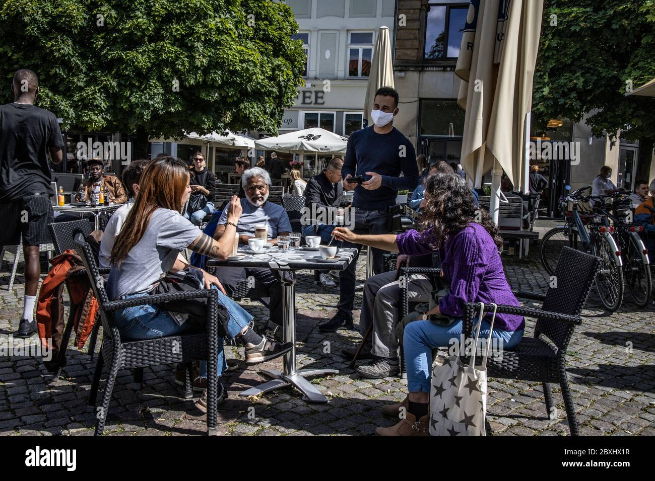 Deutsche Restaurants dürfen nach der Sperrung des Coronavirus mit strengen Pandemiemaßnahmen in Braunschweig Nordmitteldeutschland eröffnen. Stockfoto