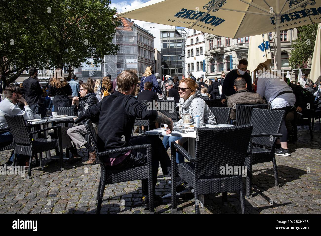 Deutsche Restaurants dürfen nach der Sperrung des Coronavirus mit strengen Pandemiemaßnahmen in Braunschweig Nordmitteldeutschland eröffnen. Stockfoto