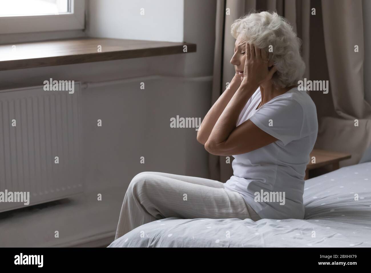 Ältere Frau fühlen sich ungesund leiden an Migräne Stockfoto