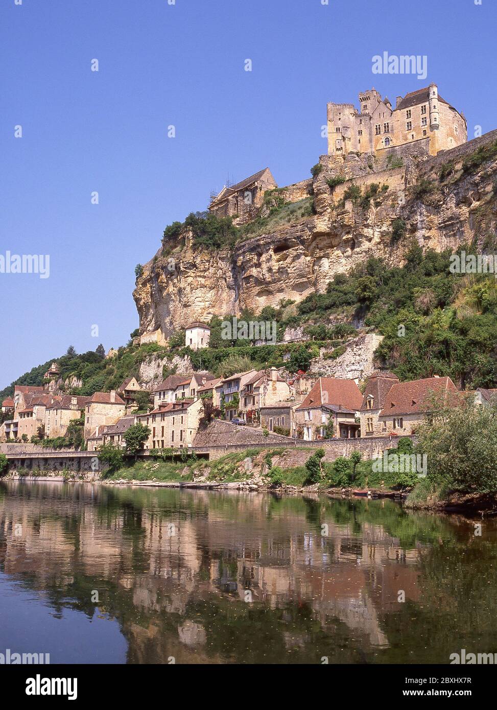 Chateau de Beynac und Dorf über den Fluss Dordogne, Beynac-et-Cazenac, Dordogne, Nouvelle-Aquitaine, Frankreich Stockfoto