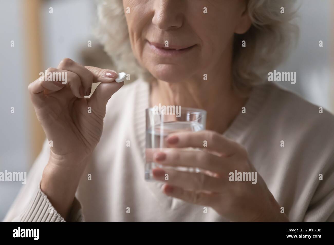Nahaufnahme von älteren Frau mit Pillen Gefühl ungesund Stockfoto