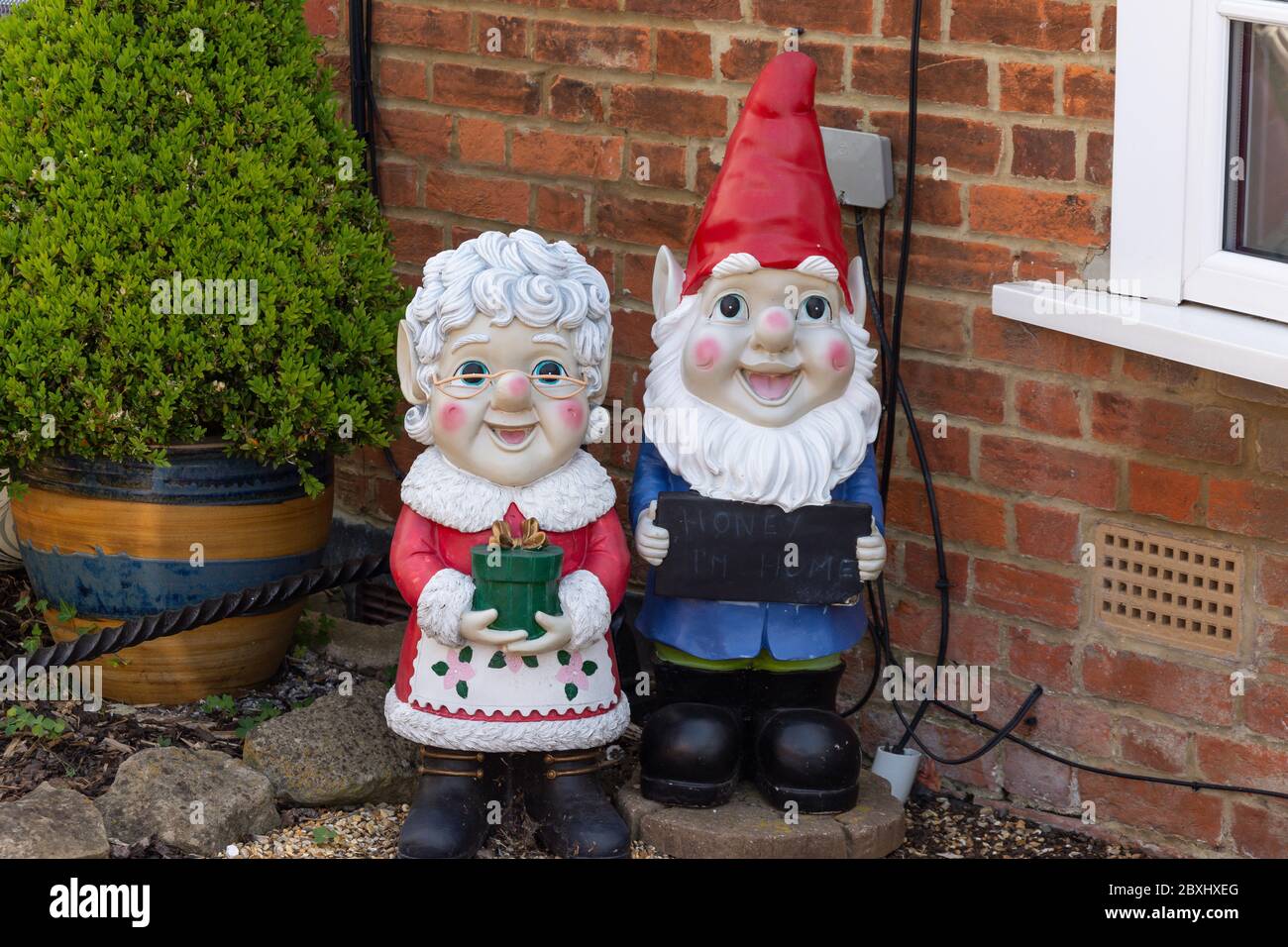 Männliche und weibliche Gnome im Vorgarten, Littlewick Green, Berkshire, England, Vereinigtes Königreich Stockfoto