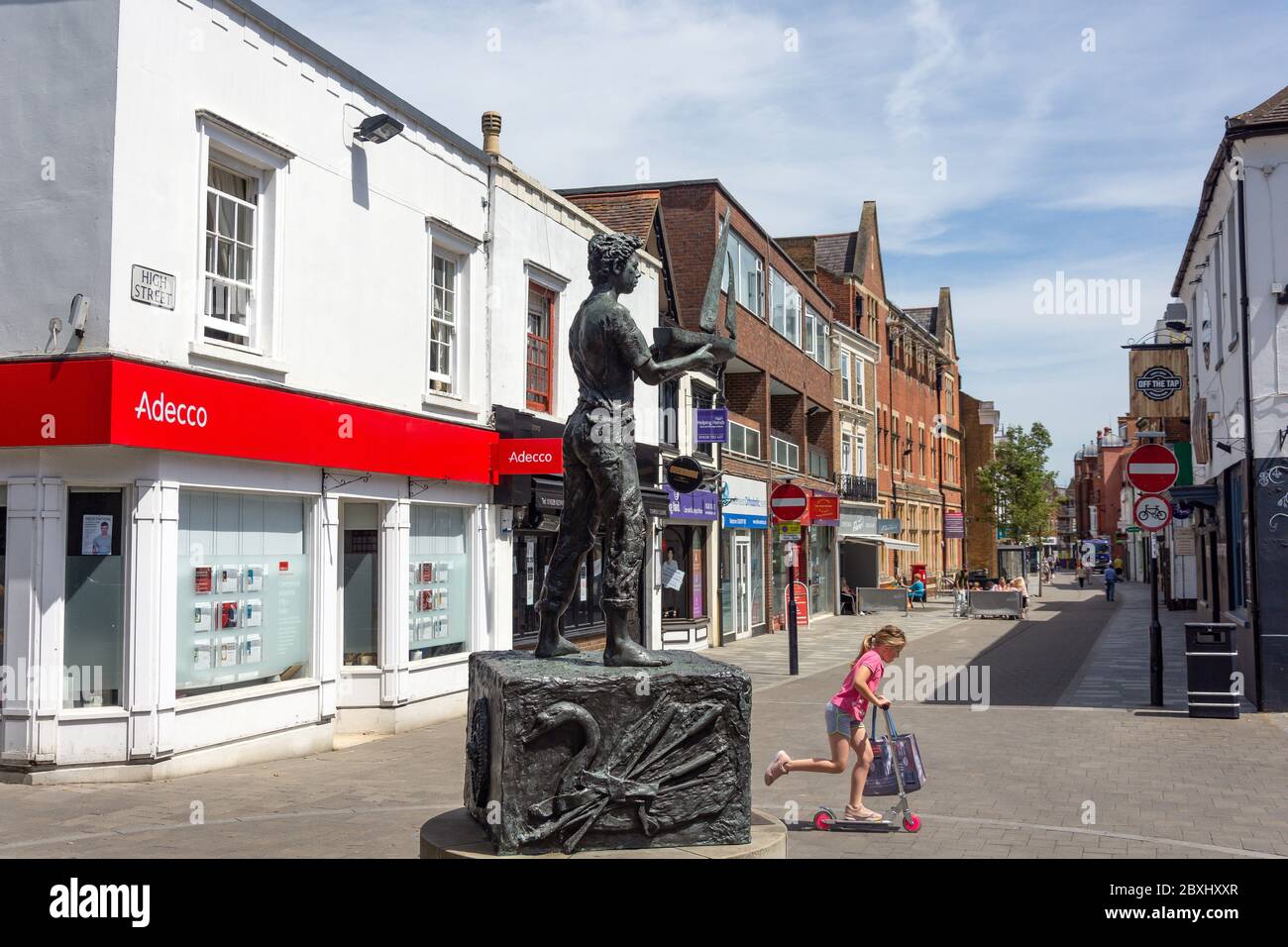 'Boy with the boat' Statue oben auf der High Street, Maidenhead, Berkshire, England, Vereinigtes Königreich Stockfoto