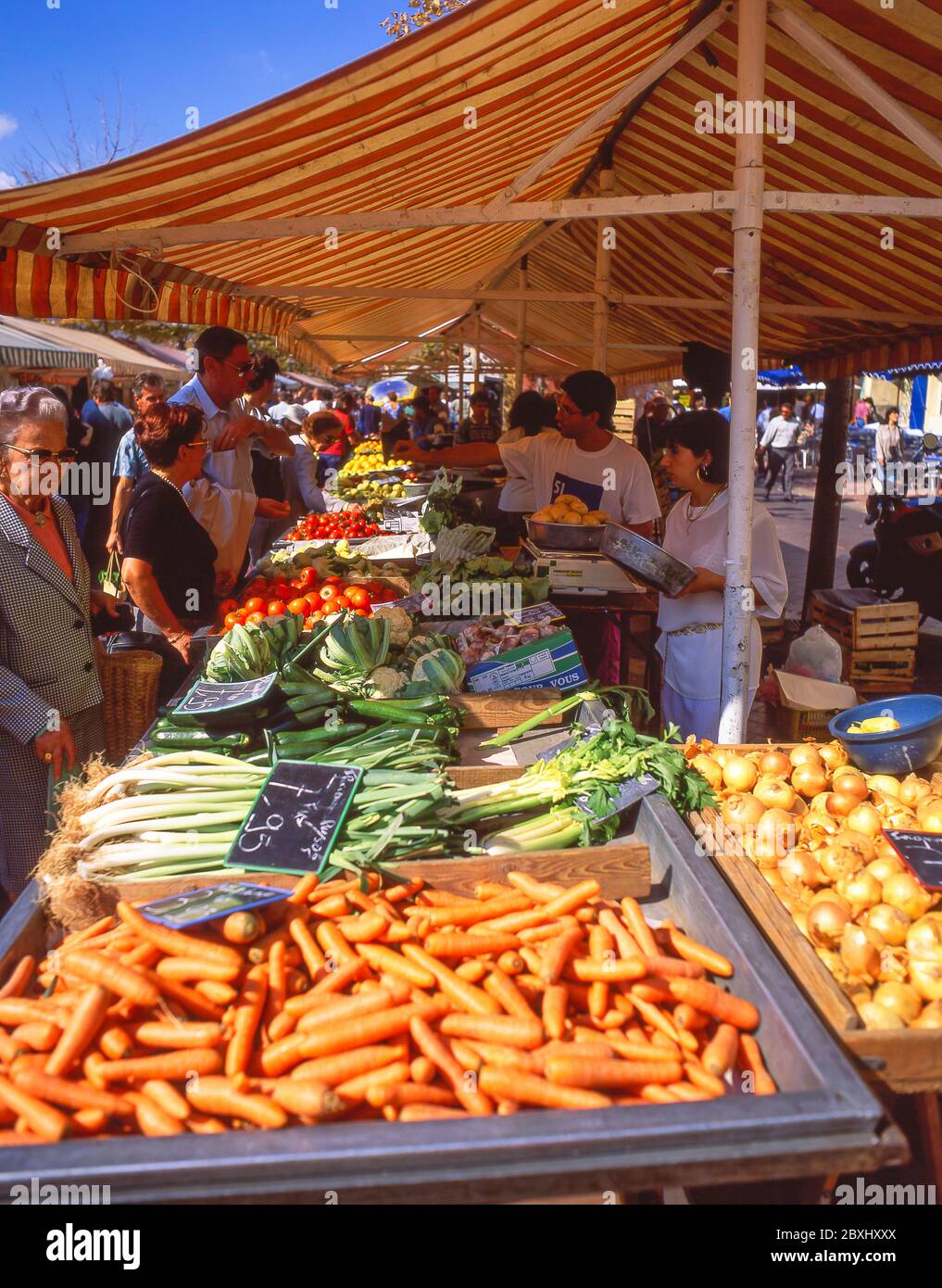 Gemüsestall in Cours Saleya Markt, Altstadt (Vieux Nice), Nizza, Côte d'Azur, Alpes-Maritimes, Provence-Alpes-Côte d'Azur, Frankreich Stockfoto