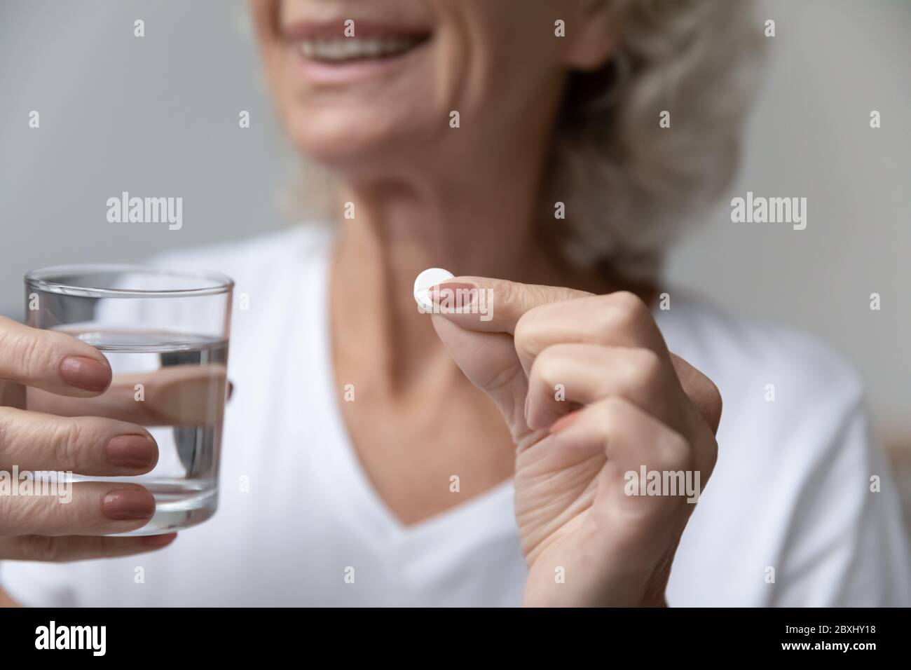 Nahaufnahme von lächelnden älteren Frau mit Vitaminen Stockfoto