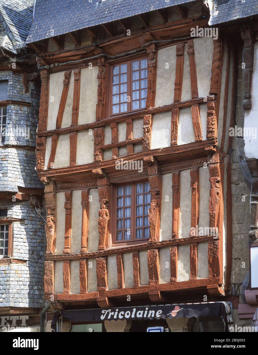 Alte Fachwerkfassade, Place de General, Lannion (Lannuon), Côtes-d'Armor, Bretagne, Frankreich Stockfoto